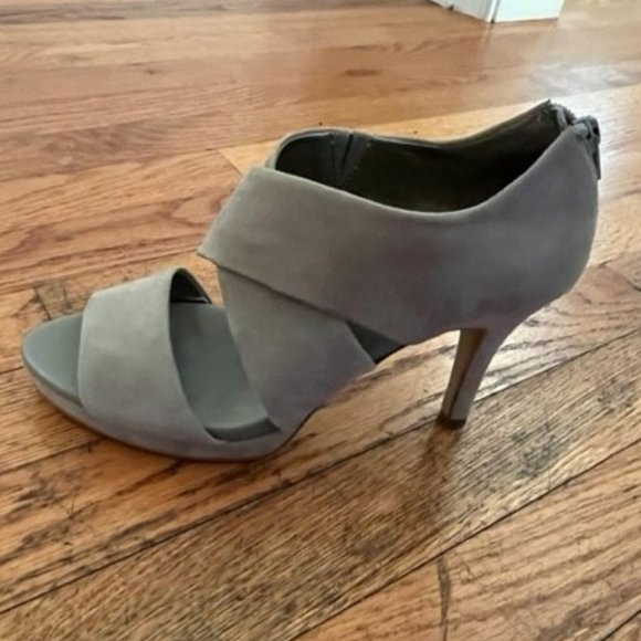 "Like New" Banana Republic Gray suede open toe, back zipper bootie - size 7 - Picture 5 of 11